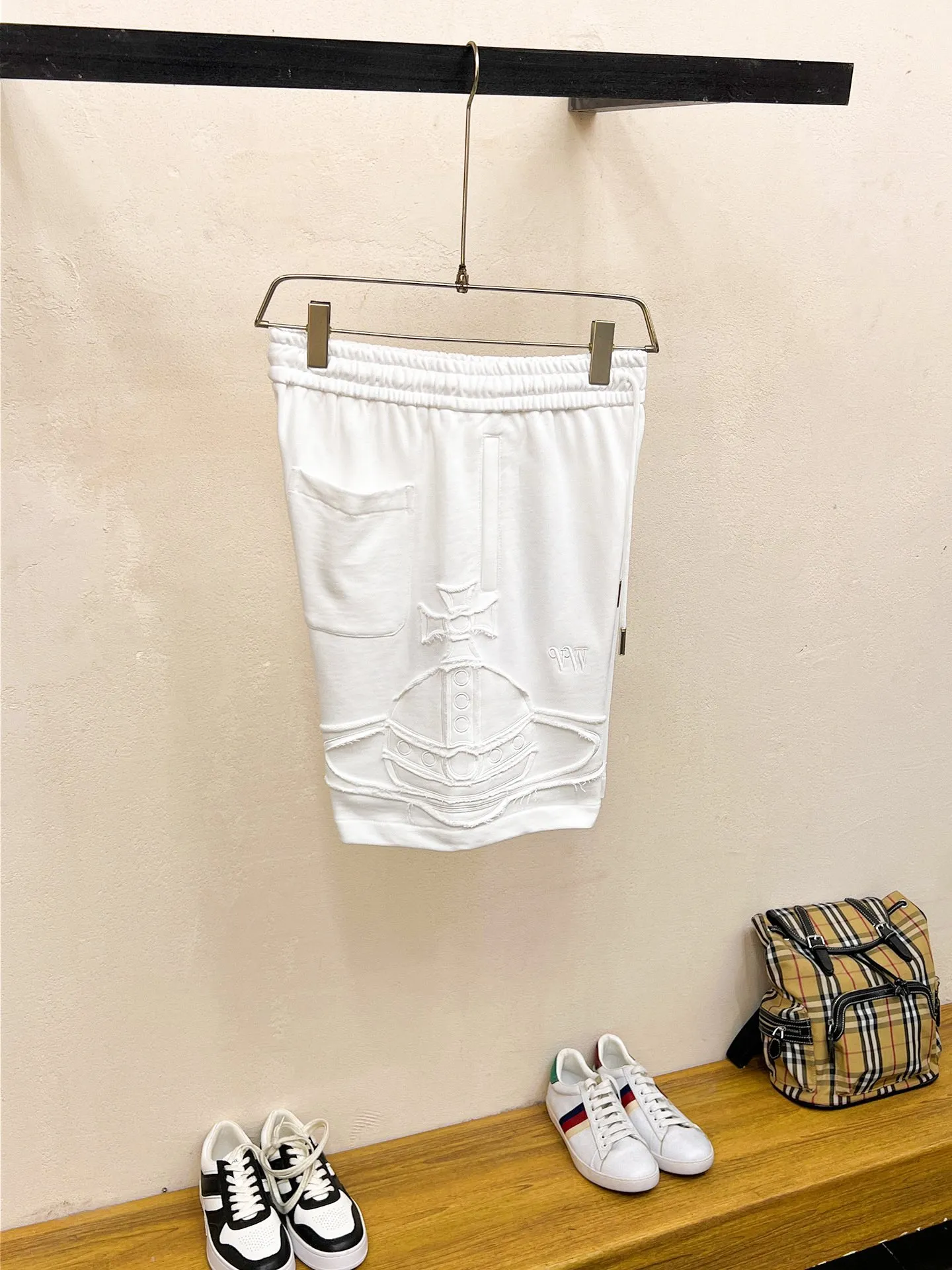 The Queen Mother's three-standard complete 2026 summer New Arrival men's casual shorts, advanced custom-made fabric Breathable fabric, Breathable elasticity and comfort, impeccable details, top-grade accessories, original logo design concept, delicate and soft feel! The upper body fit is awesome! Size: M-XXXL Please state your height and weight when ordering